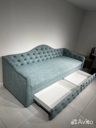 Диван с выдвижными ящиками