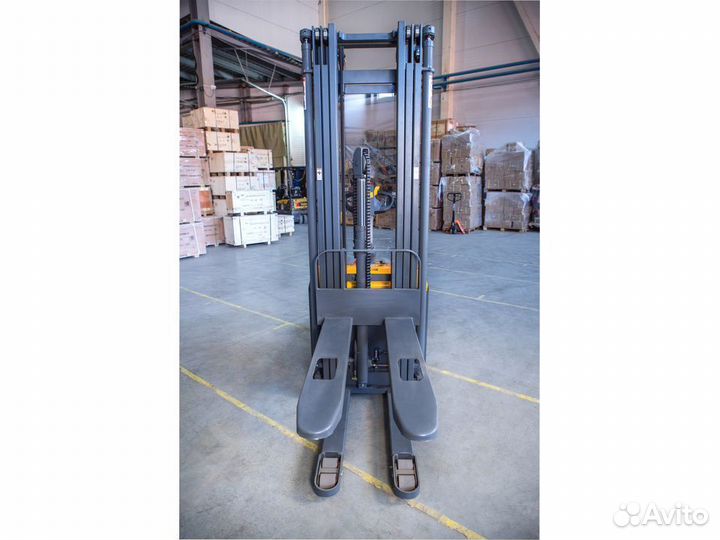 Штабелёр электрический самоходный с площадкой