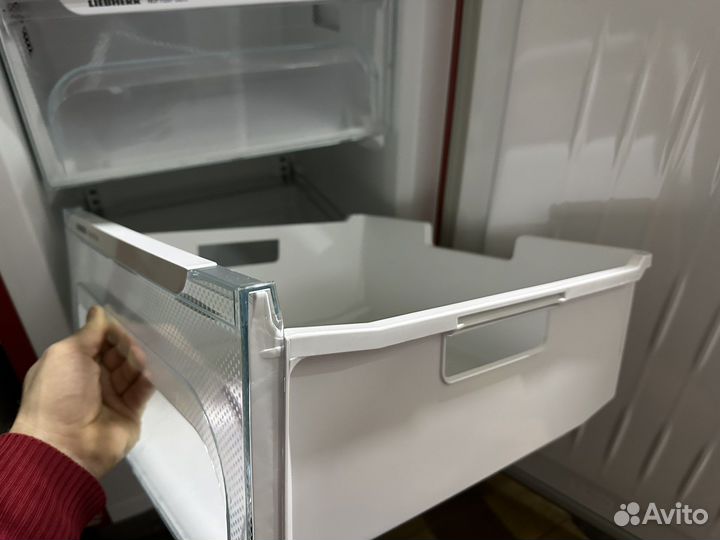 Ящик в морозильную камеру Liebherr (они на фото)