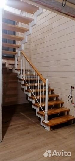 Лестница с площадкой на второй этаж