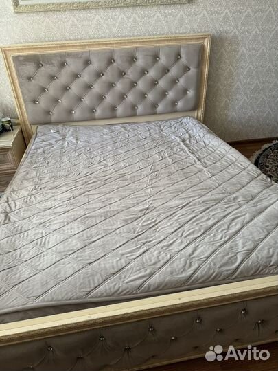 Двуспальная кровать с матрасом