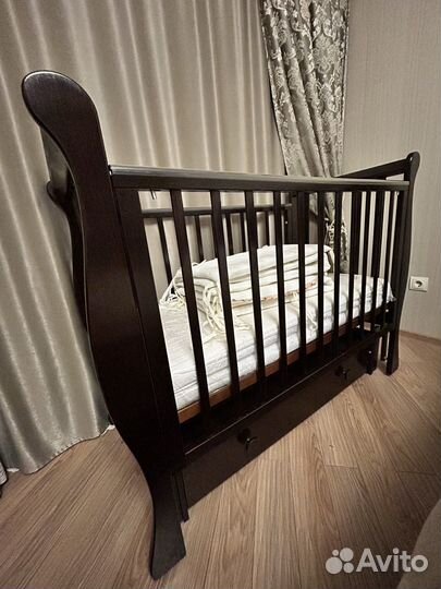 Кровать детская с маятником