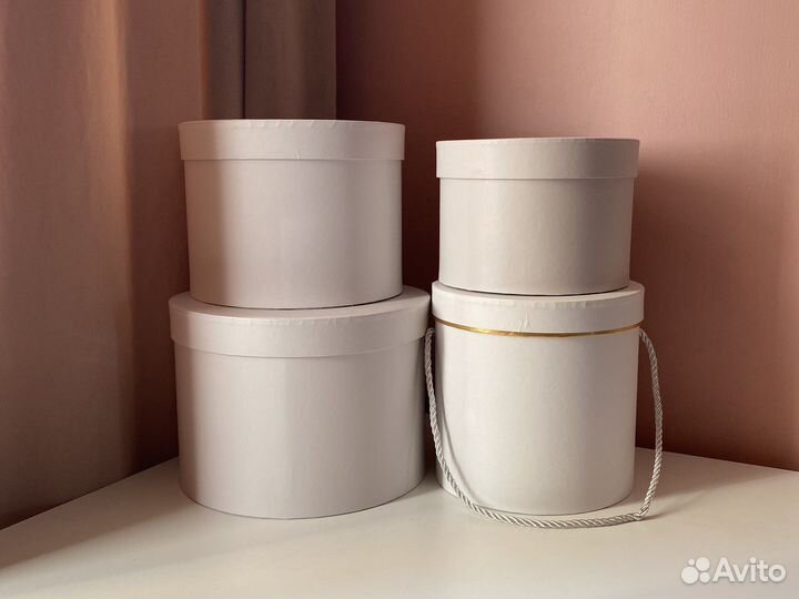 Коробка подарочная шляпная белая