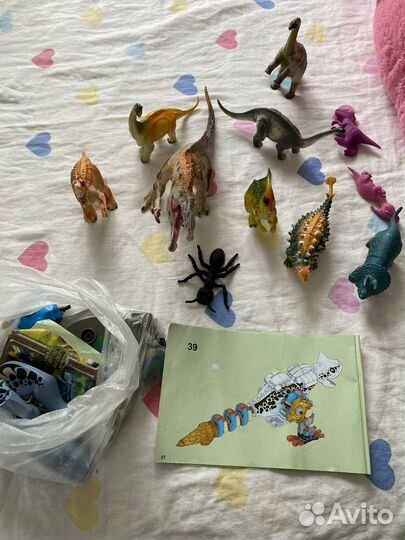 Фигурки динозавров и конструктор