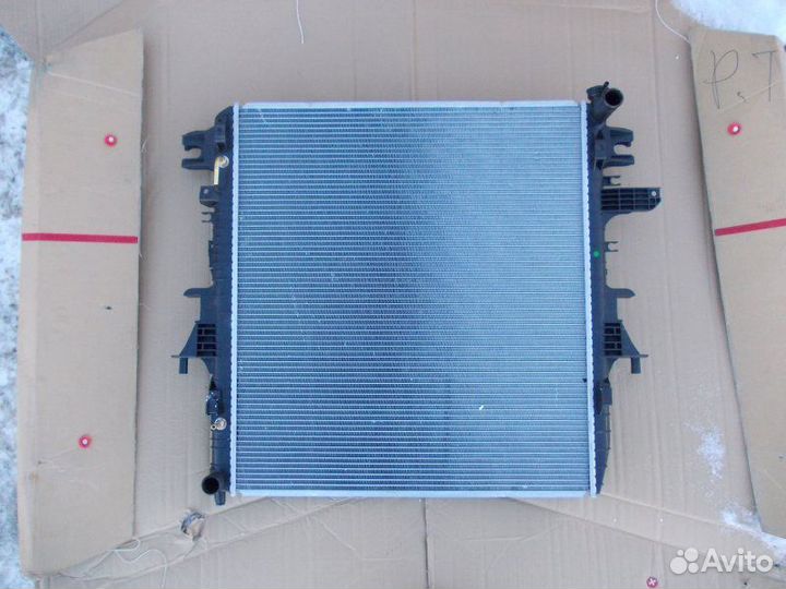 Радиатор охлаждения двигателя Infiniti Qx56