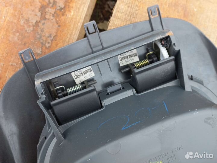 Nissan Almera N16 (00-06)бардачок торпеды верхний