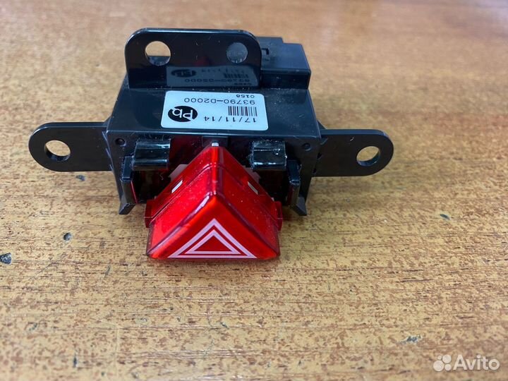 Кнопка аварийки Genesis G90