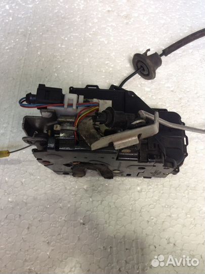 Замок задний с доводчиком на Audi A8 D3