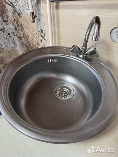 Раковина с краном