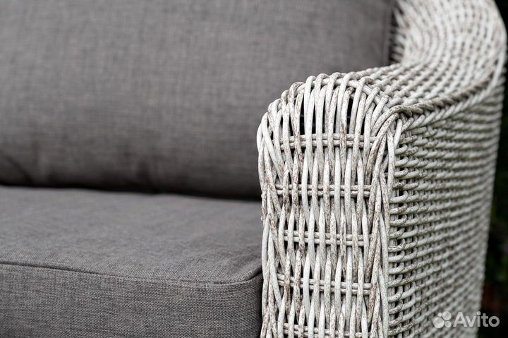 Плетеный диван