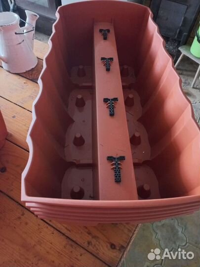 Контейнер для выращивания растений на перилах