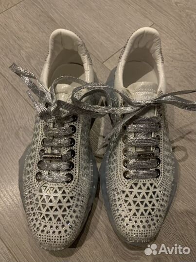 Кроссовки в стиле известного бренда