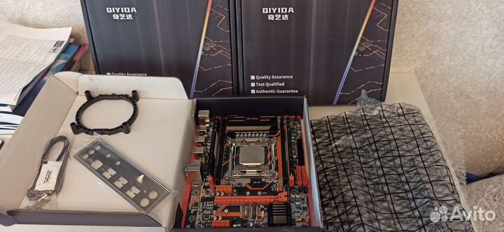 Материнская плата с процессором и памятью