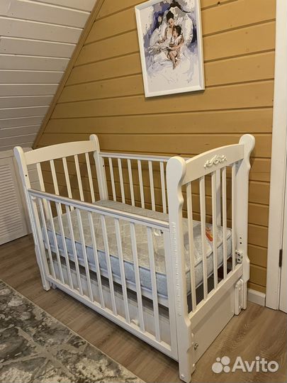 Детская кроватка с маятником