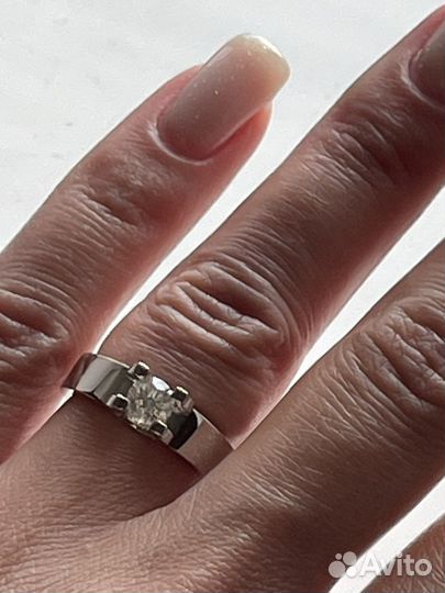 Золотое кольцо с бриллиантом