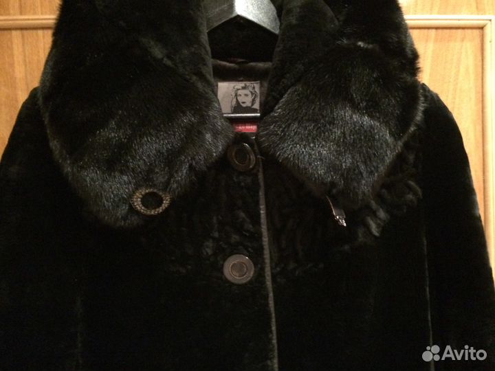 Продам теплую мутоновую шубу с капюшоном