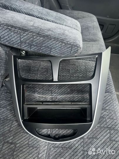 Центральная рамка на Hyundai Solaris