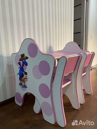 Детский стол и 2 стульчика