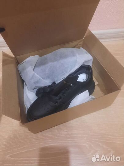 Кроссовки женские