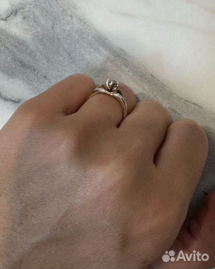 Золотое кольцо с бриллиантом