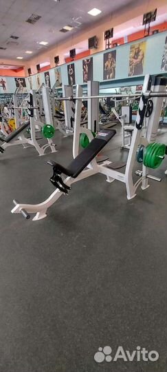 Наклонная скамья для жима лёжа со стойками