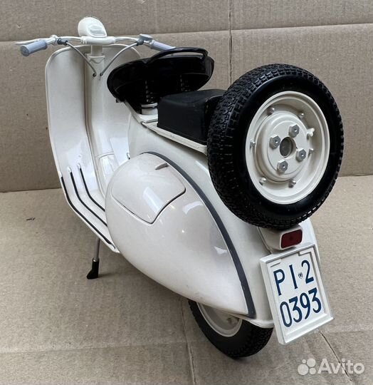 Модель скутера Vespa 150 1955 г 1:6