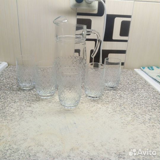 Кувшин и стаканы