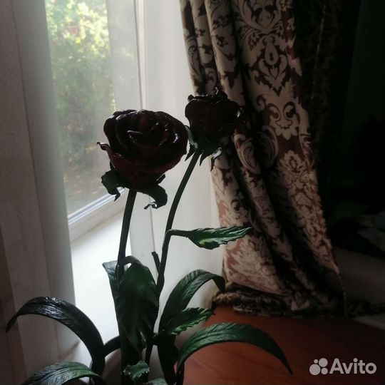 Кованая роза с вазой на кладбище