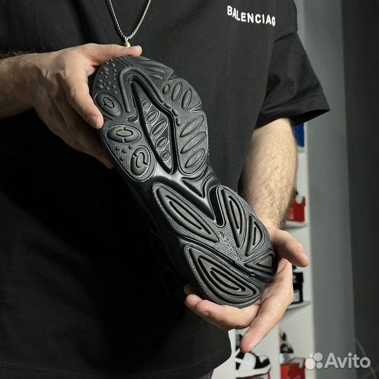 Кроссовки adidas ozweego