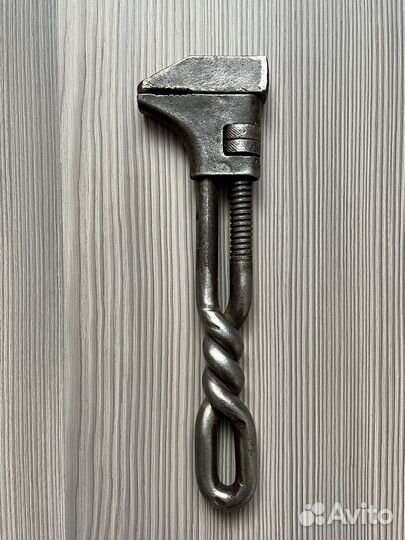 Разводной ключ старинный