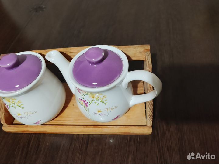 Чайник и сахарница