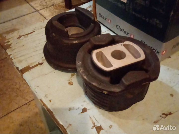 Опоры задние задней балки на Мерс 201, 124