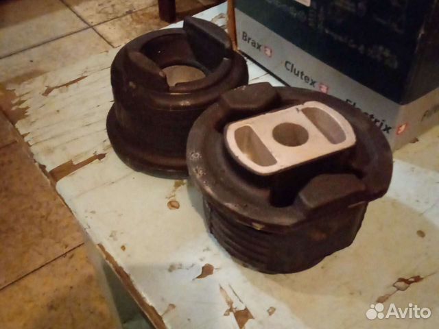 Опоры задние задней балки на Мерс 201, 124