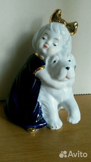 Статуэтка фарфор. Девочка с собачкой