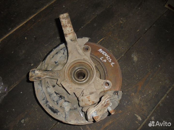 Поворотный кулак левый toyota avensis 1