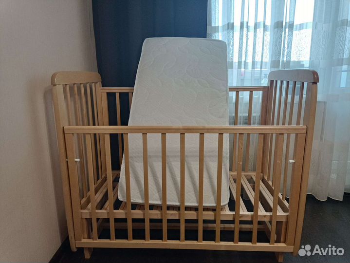 Детская кроватка с маятником