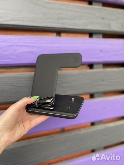 Беспроводная зарядная станция для трех устройств