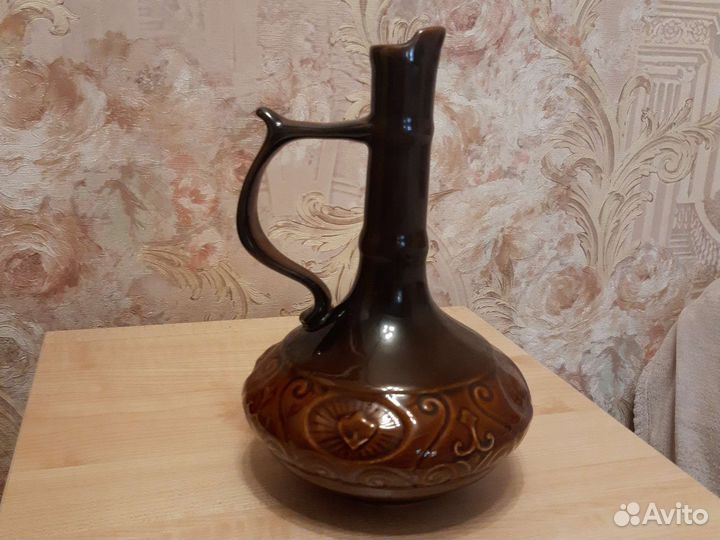 Глиняный кувшин для вина