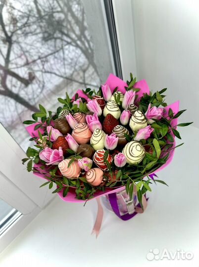 Клубника в шоколаде с цветами/тюльпаны/8 марта