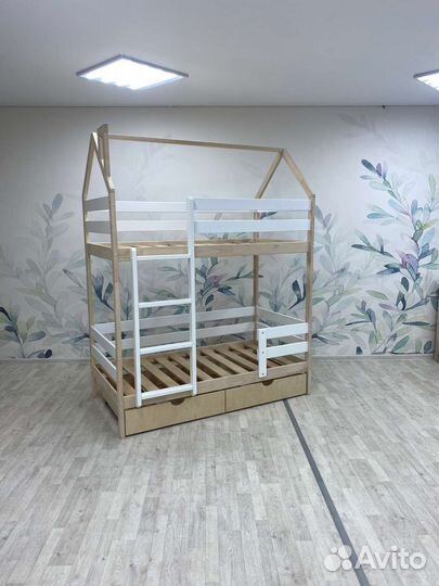 Детская двухэтажная кровать