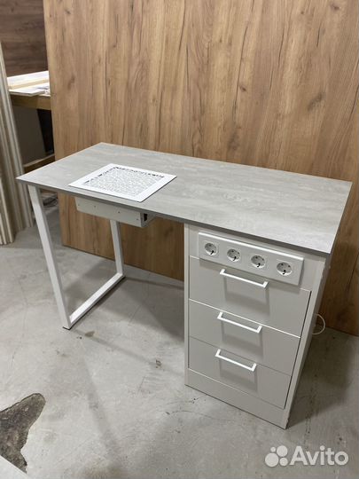 Маникюрный стол