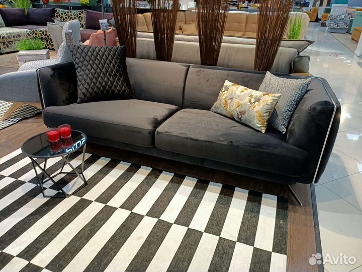 Диван прямой чёрный на ножках Италия дизайнерский