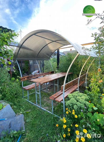 Беседка из поликарбоната с лавочками