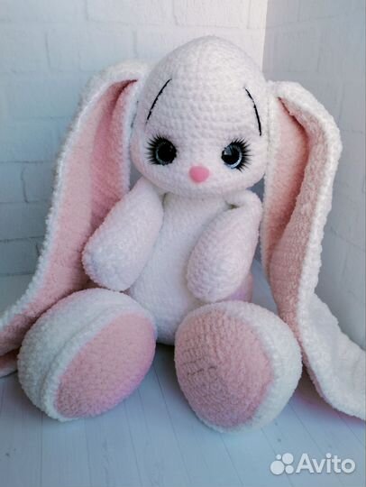 Вязаная игрушка заяц