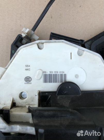 Замок задней левой двери Skoda Rapid