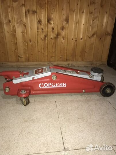 Домкрат подкатной 3т