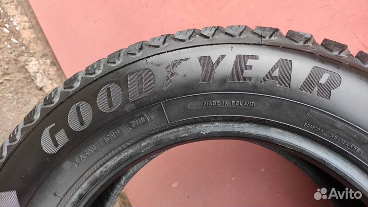 Goodyear Ultragrip Ice Arctic 215/65 R16 98T