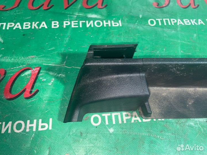 Заглушка крепления сиденья передняя правая