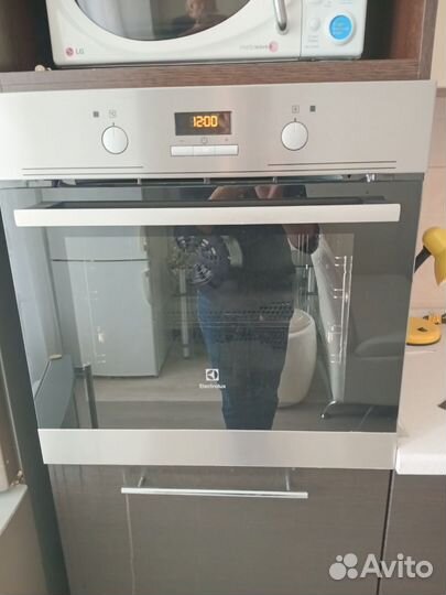 Электрический встраиваемый духовой шкаф