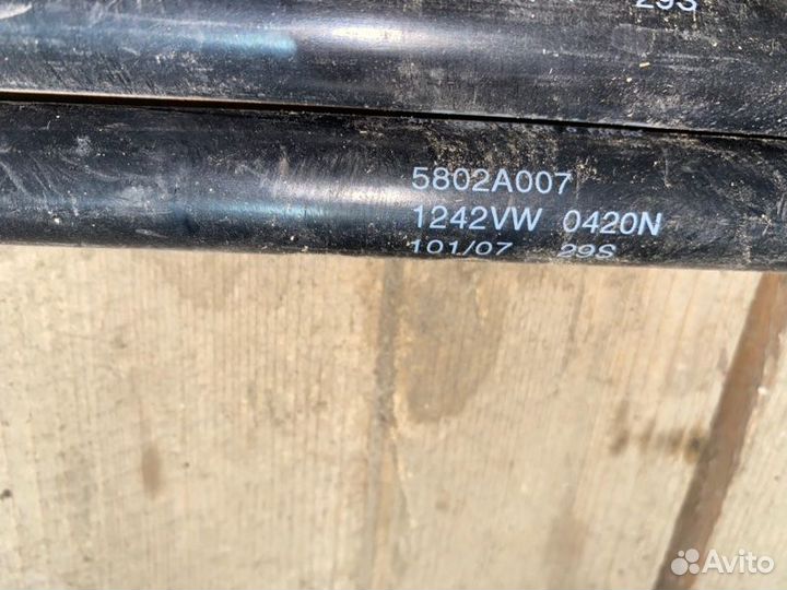 Амортизатор багажника задний Mitsubishi Outlander